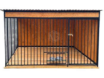 Hundezwinger 3x3m – Wände mit Holz verkleidet – Windschutz – Drehbare Futternäpfe – Holzboden – Dach mit Gefälle nach hinten – ID695