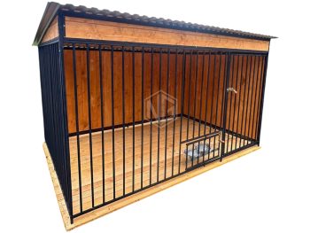 Hundezwinger 3x2m – Windschutz – Drehbare Futternäpfe – Holzboden – Wände mit Holz verkleidet – Dach mit Gefälle nach hinten – ID692