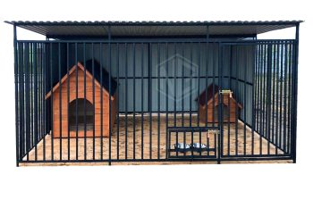 Hundezwinger 3x3m – Holzboden – Wände mit Blech verkleidet – Drehbare Futternäpfe – GP386