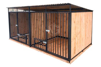 Hundezwinger 4x2m – Holzboden – Drehbare Futternäpfe – Wände aus Holz  GP373